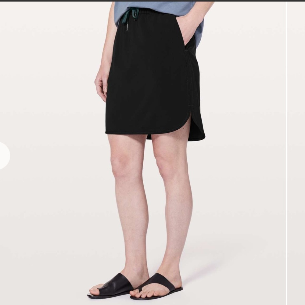 Lululemon On The Fly Skirt Woven Black. size 4